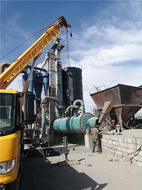 江海区设备搬运等各类工程项目中，吊车起着关键作用